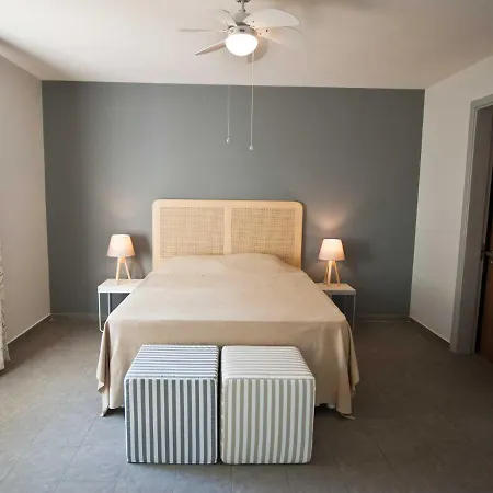 Appartement 1 Bedroom Seafront Apart W/pool, Garden, Free Wifi