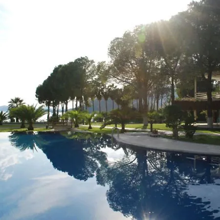 1 Bedroom Seafront Apart W/pool, Garden, Free Wifi Göcek