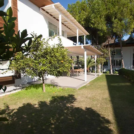 1 Bedroom Seafront Apart W/pool, Garden, Free Wifi